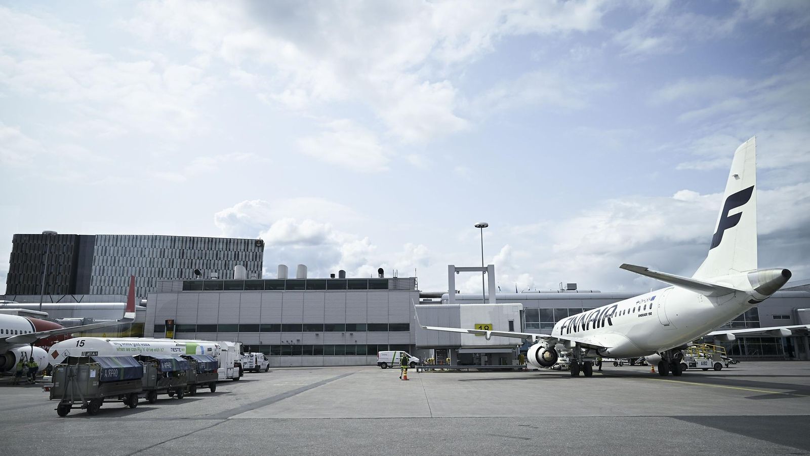 Finnairin lentokone Helsinki-Vantaan lentokentällä 10. kesäkuuta 2025.