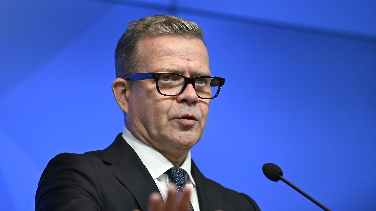 Pääministeri Petteri Orpo astui yksin median eteen.