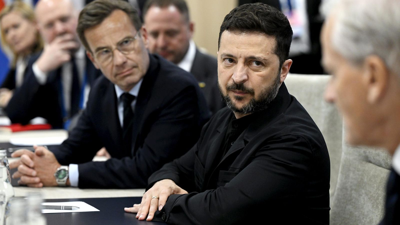 Ulf Kristersson ja Norjan pääministeri Jonas Gahr Störemeet tapaavat Ukrainan presidentin Volodymyr Zelenskyin Pohjois-Atlantin liiton (NATO) huippukokouksen yhteydessä Haagissa, Alankomaissa, 25. kesäkuuta 2025.