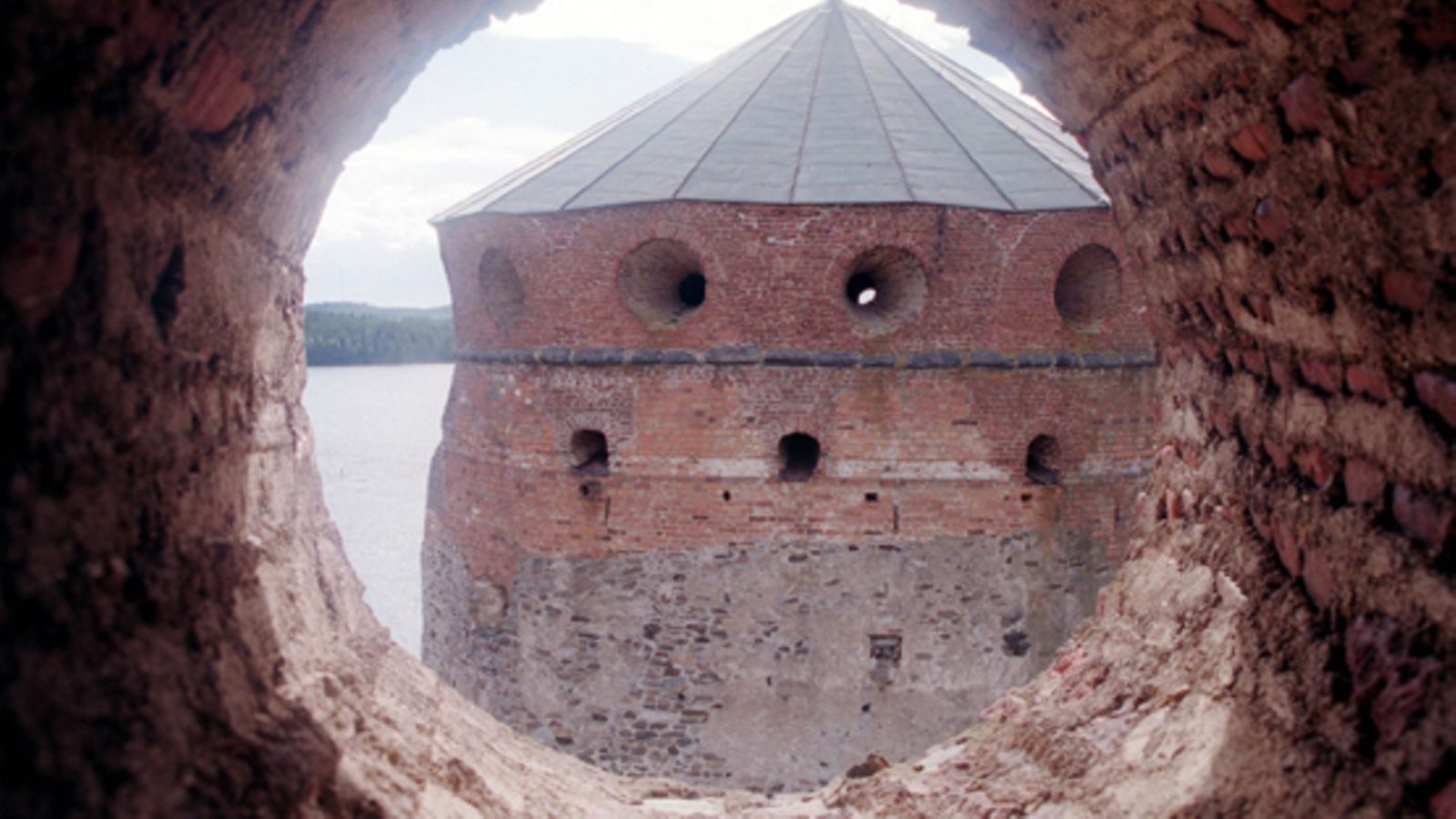 Yksi Olavinlinnan vangeista onnistui pakenemaan muurin ampuma-aukosta.