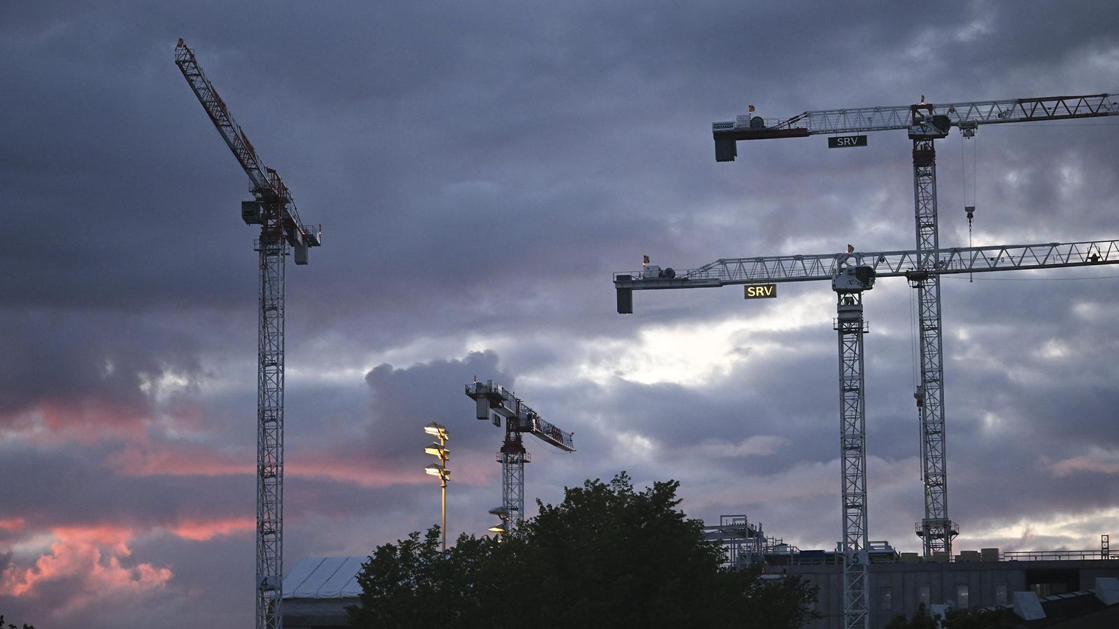LK 3.9.2025 Nostureita rakennustyömaalla Helsingissä 27. elokuuta 2025.