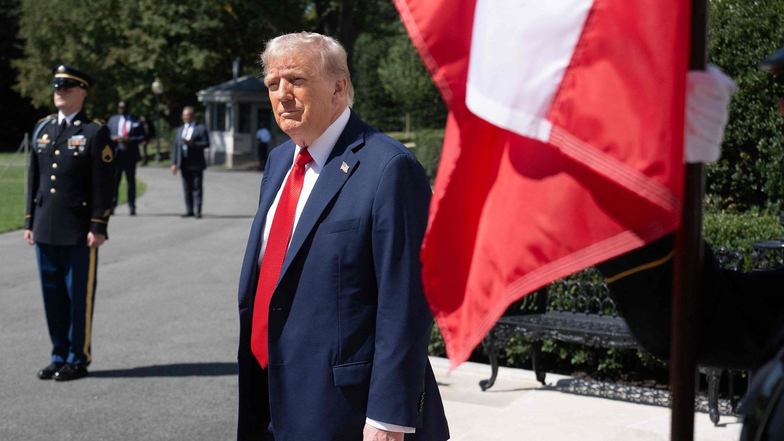 LK 3.9.2025 Yhdysvaltain presidentti Donald Trump odottaa Puolan presidentti Karol Nawrockin saapumista Valkoisen talon eteläportille Washingtonissa 3. syyskuuta 2025.