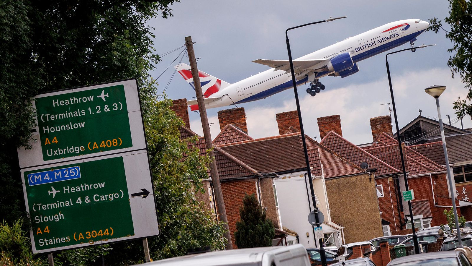 AOP Lentokone nousee Heathrow'n lentokentältä Lontoossa.