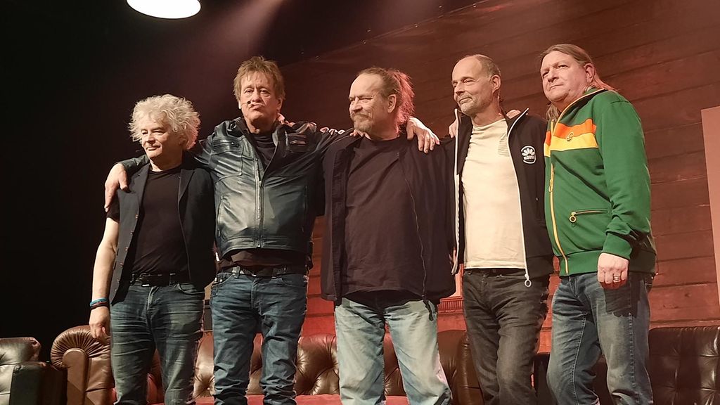 Eppu Normaalille lisäkeikkoja akustiselle konserttisalikiertueelle