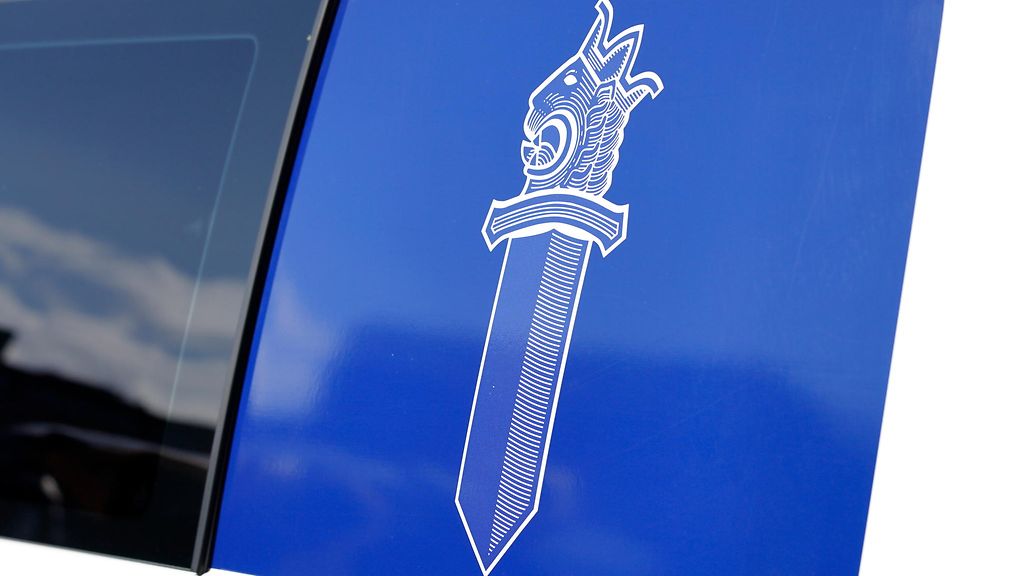 Aurinko häikäisi kuljettajan – auto katolleen moottoritiellä