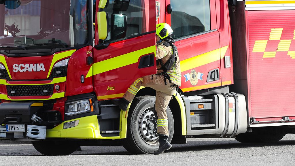 Lidlin pihassa suurpalo: Neljä ajoneuvoyhdistelmää liekeissä