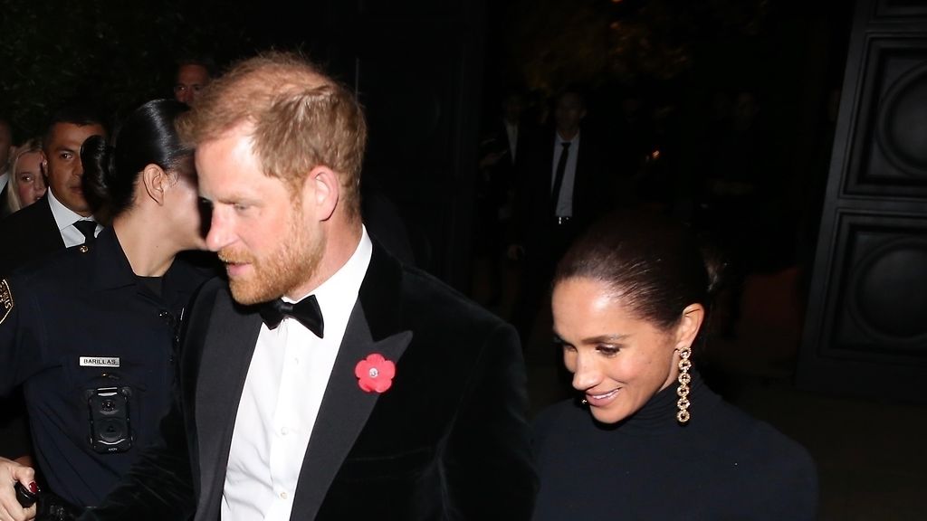 Prinssi Harry ja herttuatar Meghan bilettivät Kris Jennerin ökyjuhlissa – Harryn asussa kuninkaallisiin viittaava yksityiskohta, jonka Meghan jätti kotiin