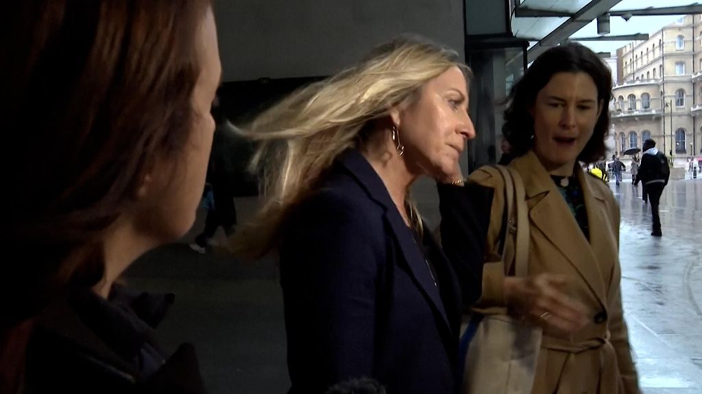 BBC pyytää anteeksi – näin toimittajaparvi piiritti yhtiön kohujohtajan: "Haluan tehdä yhden asian selväksi"