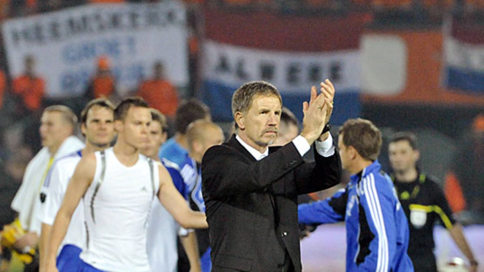 Stuart Baxter kiittää Suomen kannattajia. Kuva: Jussi Nukari/LEHTIKUVA.