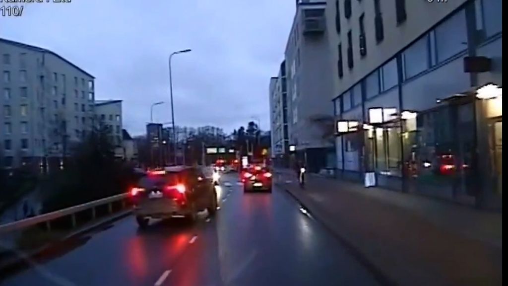 Kuljettaja ajoi vastaantulevien kaistaa Helsingin keskustassa – liki törmäys tallentui poliisikameraan