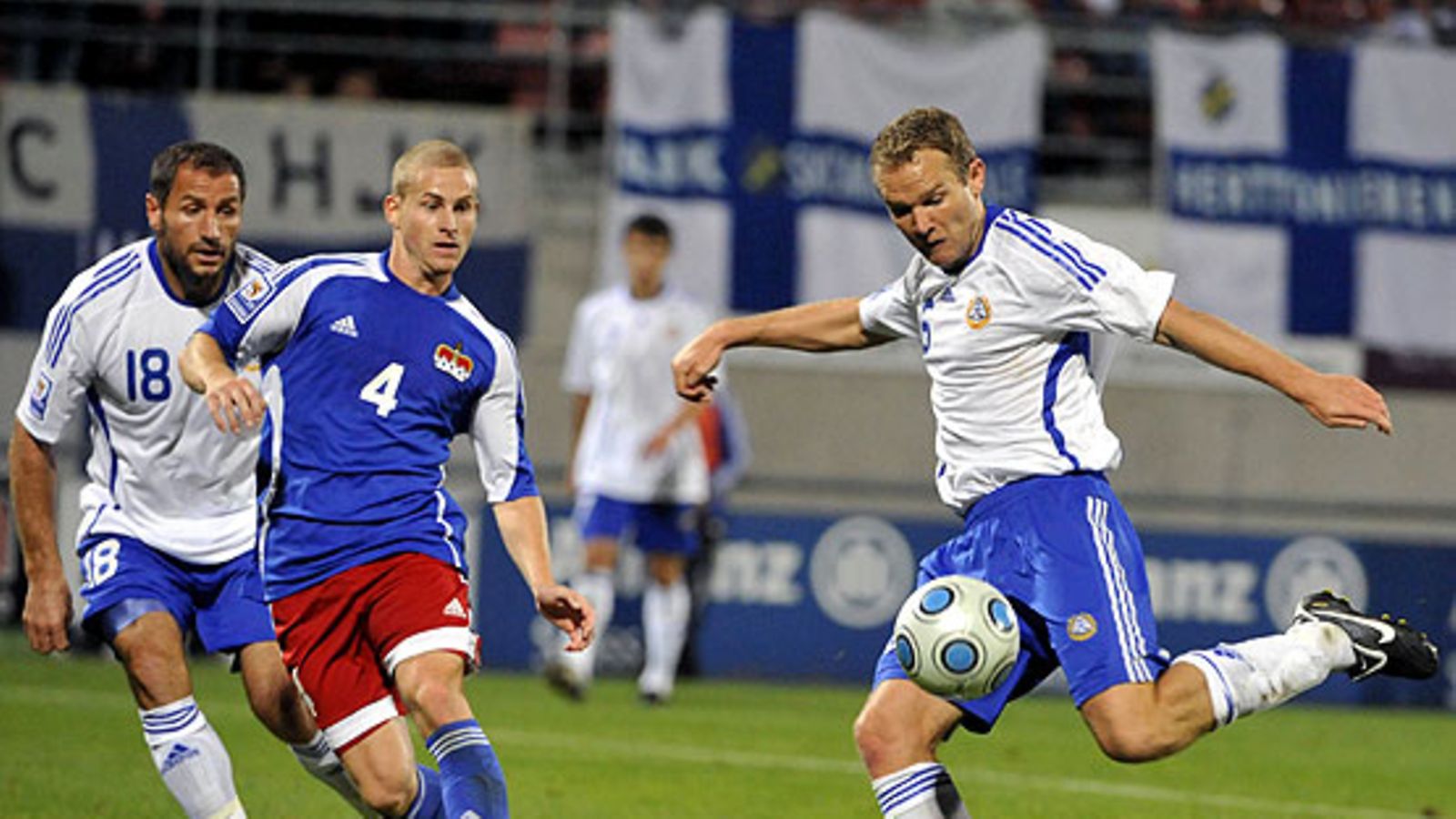 Shefki Kuqi ja Jonatan Johansson Liechtensteinin maalilla. Kuva: Jussi Nukari/LEHTIKUVA.