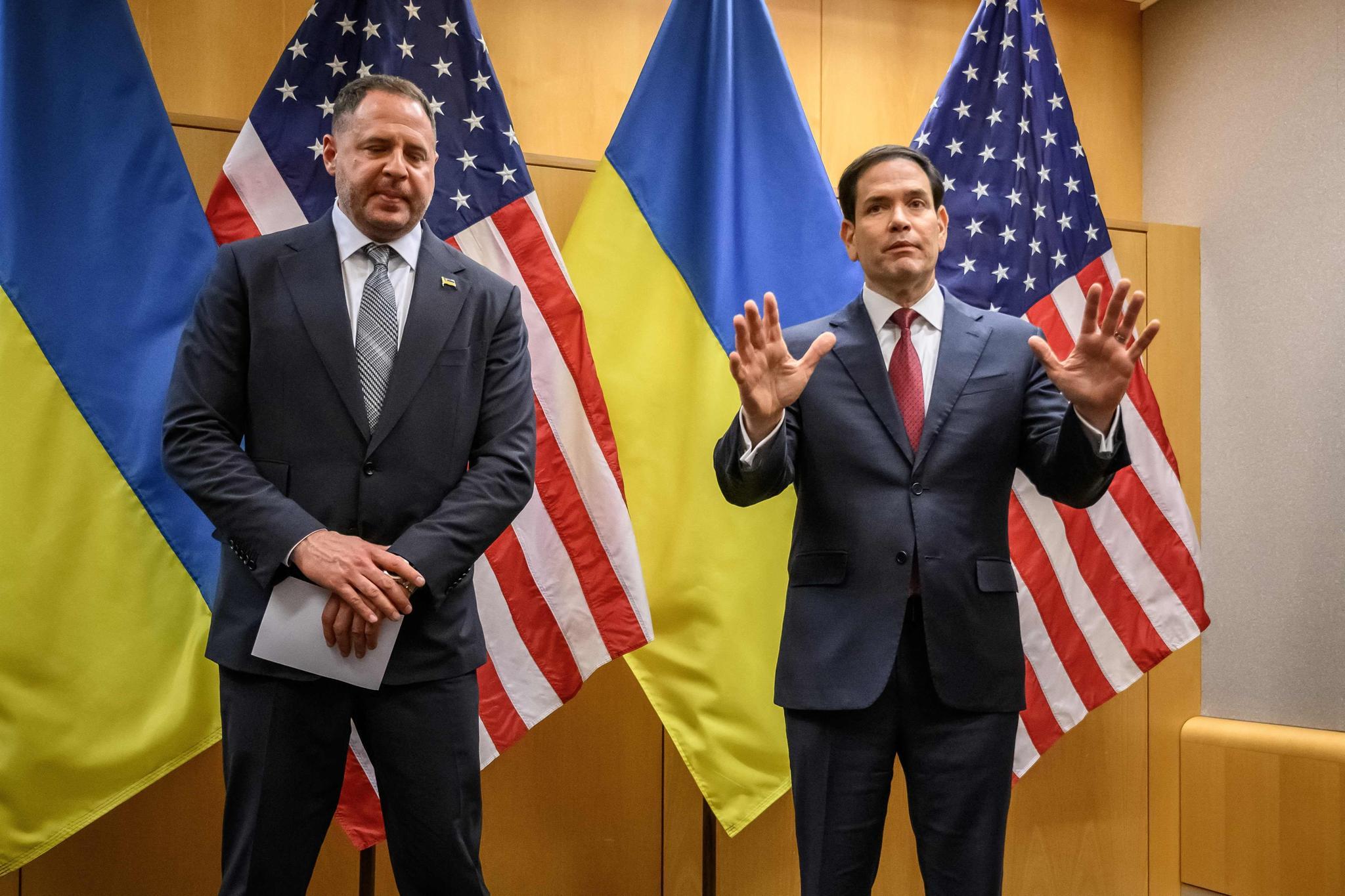 Presidentti Zelenskyin kansliapäällikkö Andriy Jermak (vas.) ja Yhdysvaltojen ulkoministeri Marco Rubio neuvottelivat Yhdysvaltojen 28-kohtaisesta rauhansuunnitelmasta sunnuntaina Sveitsissä.