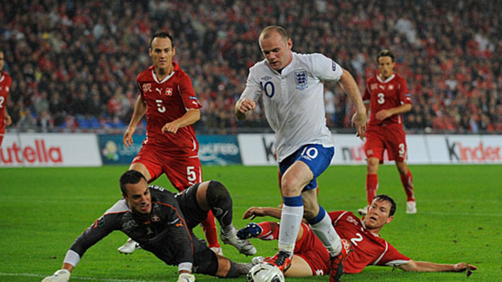 Wayne Rooney kiertää Sveitsin puolustusta. Kuva: Michael Regan/GETTY.
