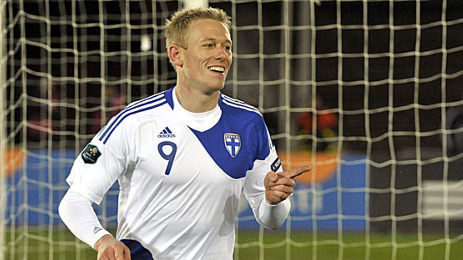 Mikael Forssell tuulettaa kolmatta osumaansa San Marino -ottelussa. Kuva: Kimmo Mäntylä/LEHTIKUVA.