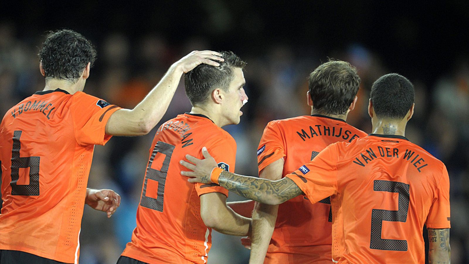Kevin Strootman (8) saa onnittelut joukkuetovereiltaan.