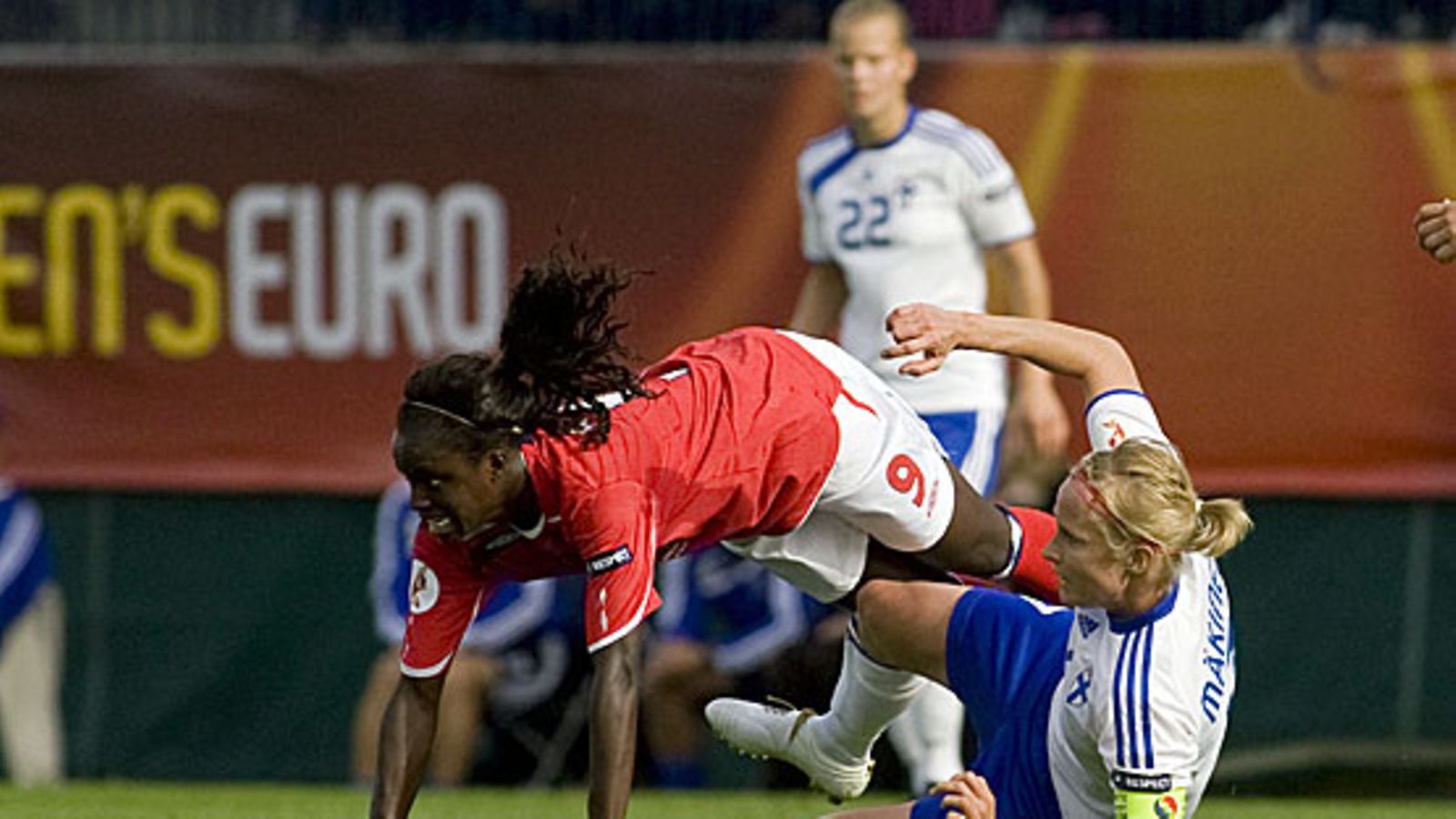 Anne Mäkinen taklaa Eniola Alukoa. Kuva: Roni Lehti/LEHTIKUVA.
