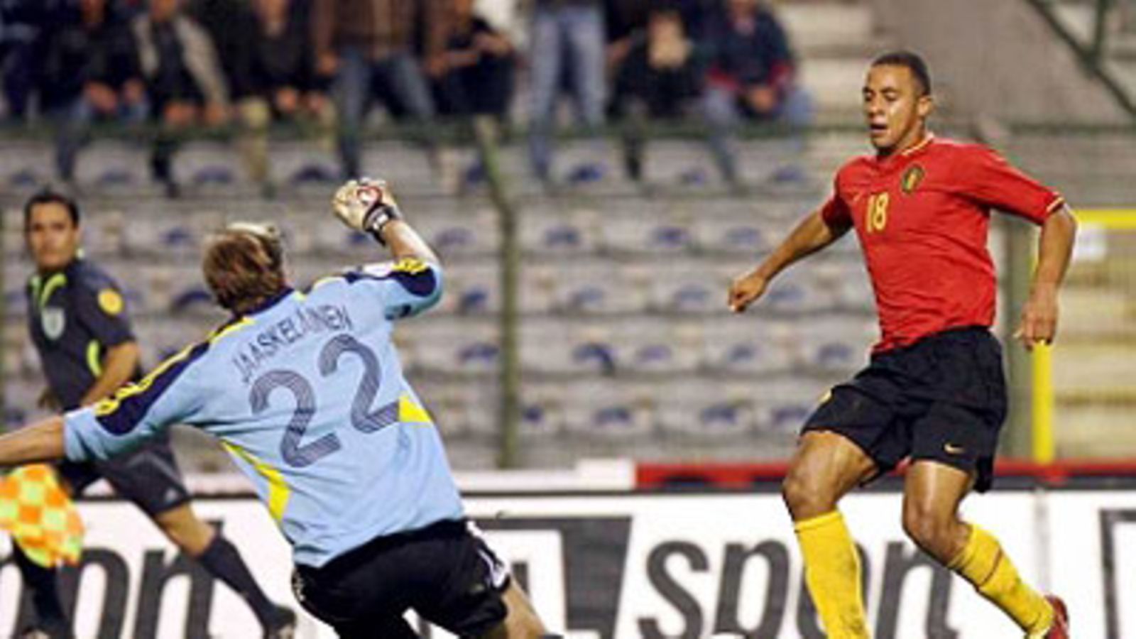 Jussi Jääskeläinen, Suomi (vas.), ja Moussa Dembele, Belgia, Photo: Eric Lalmand / EPA