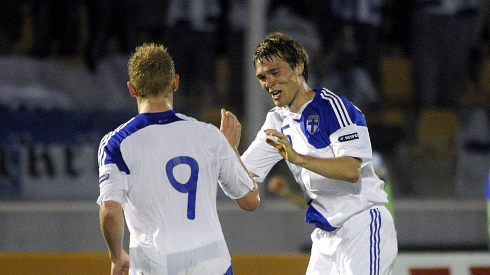 Mikael Forssell (9) saa onnittelut maalistaan.