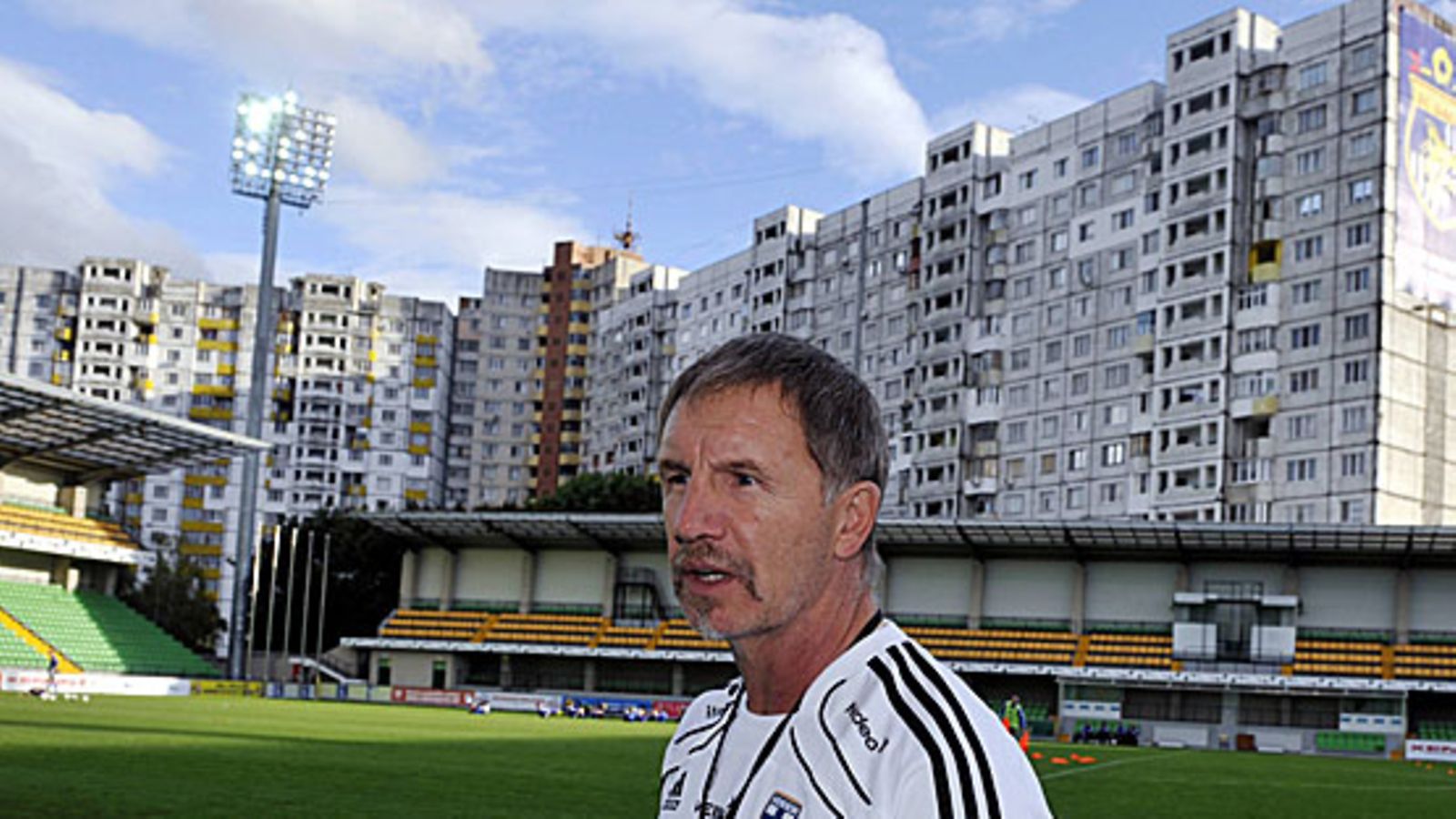 Stuart Baxter. Chisinaun Zimbru-stadionilla. Kuva: Jussi Nukari/LEHTIKUVA.