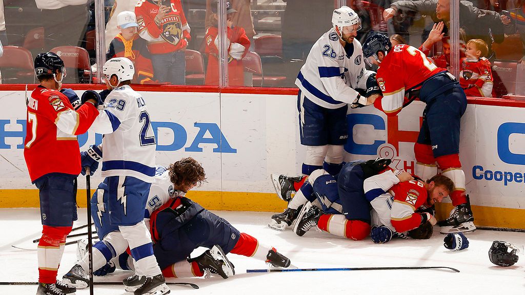 126 minuuttia! NHL:ssä laitettiin pystyyn todelliset nyrkkihipat – jäähyaitiossa naurettava näky