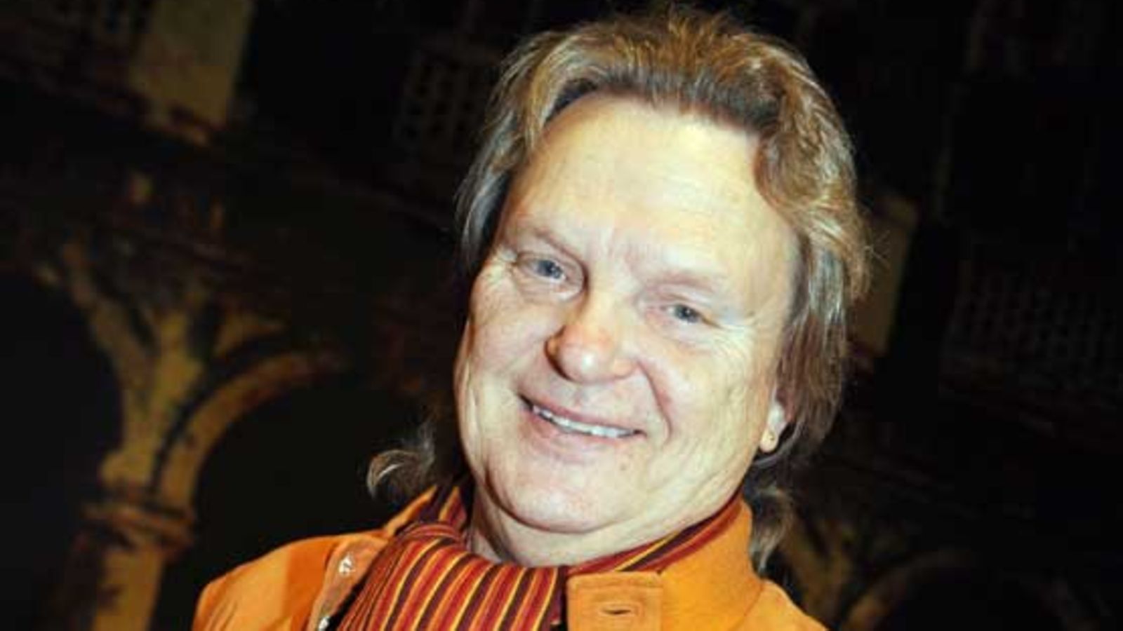 Pepe Willberg poseeraa Nenäpäivä-shown kampanjan avauksessa.
