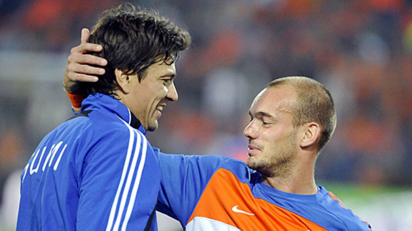 Jari Litmanen ja Wesley Sneijder. Kuva: Jussi Nukari/LEHTIKUVA.