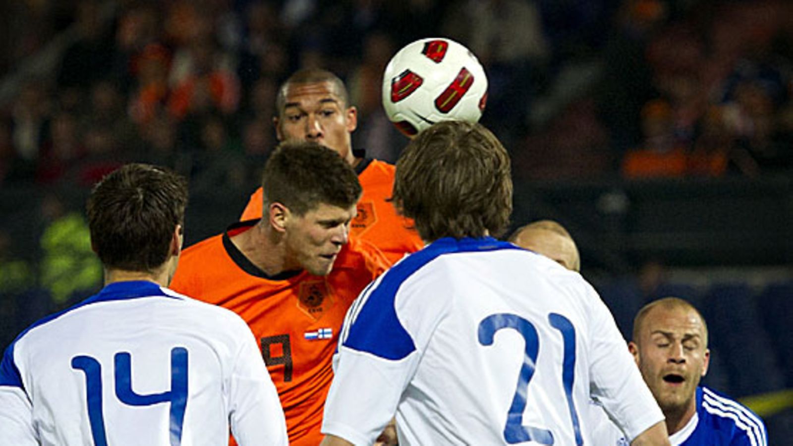 Klaas-Jan Huntelaar puskee Hollannin 1-0-johtoon. Kuva: Koen van Veel/EPA.