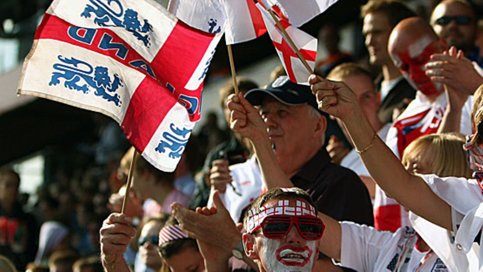 Englannin liput liehuivat torstaina Turun stadionilla. Kuva: Ian Walton/GETTY.