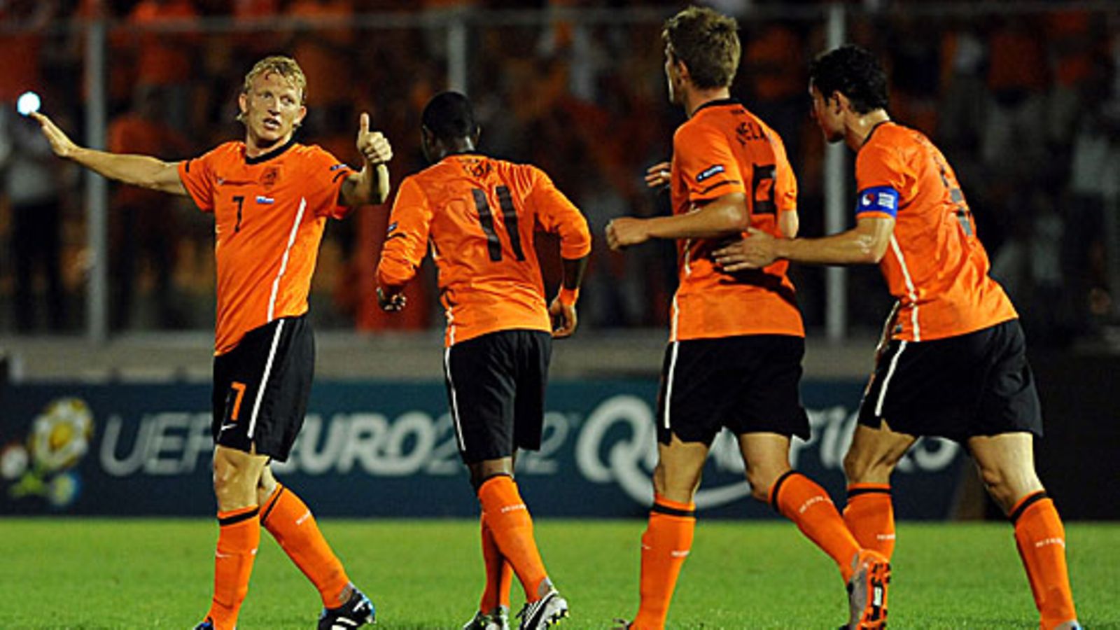 Dirk Kuyt on vienyt Hollannin 1-0-johtoon. Kuva: Ettore Ferrari/EPA.