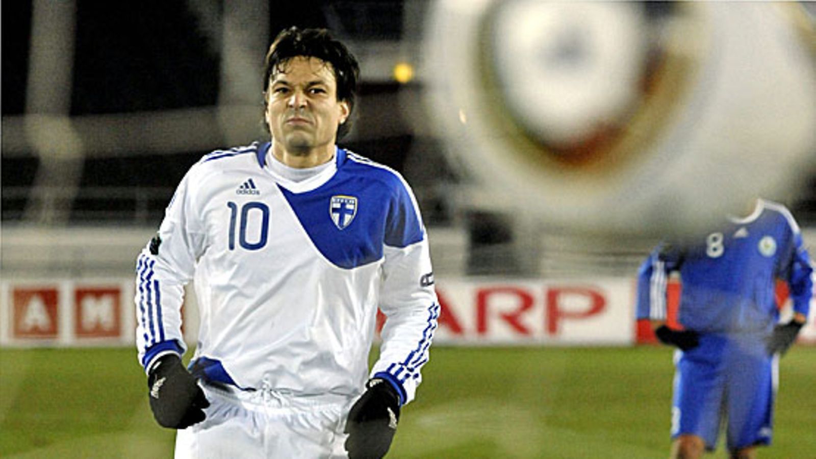 Jari Litmanen on lähettänyt pallon pilkulta San Marinon verkkoon.
