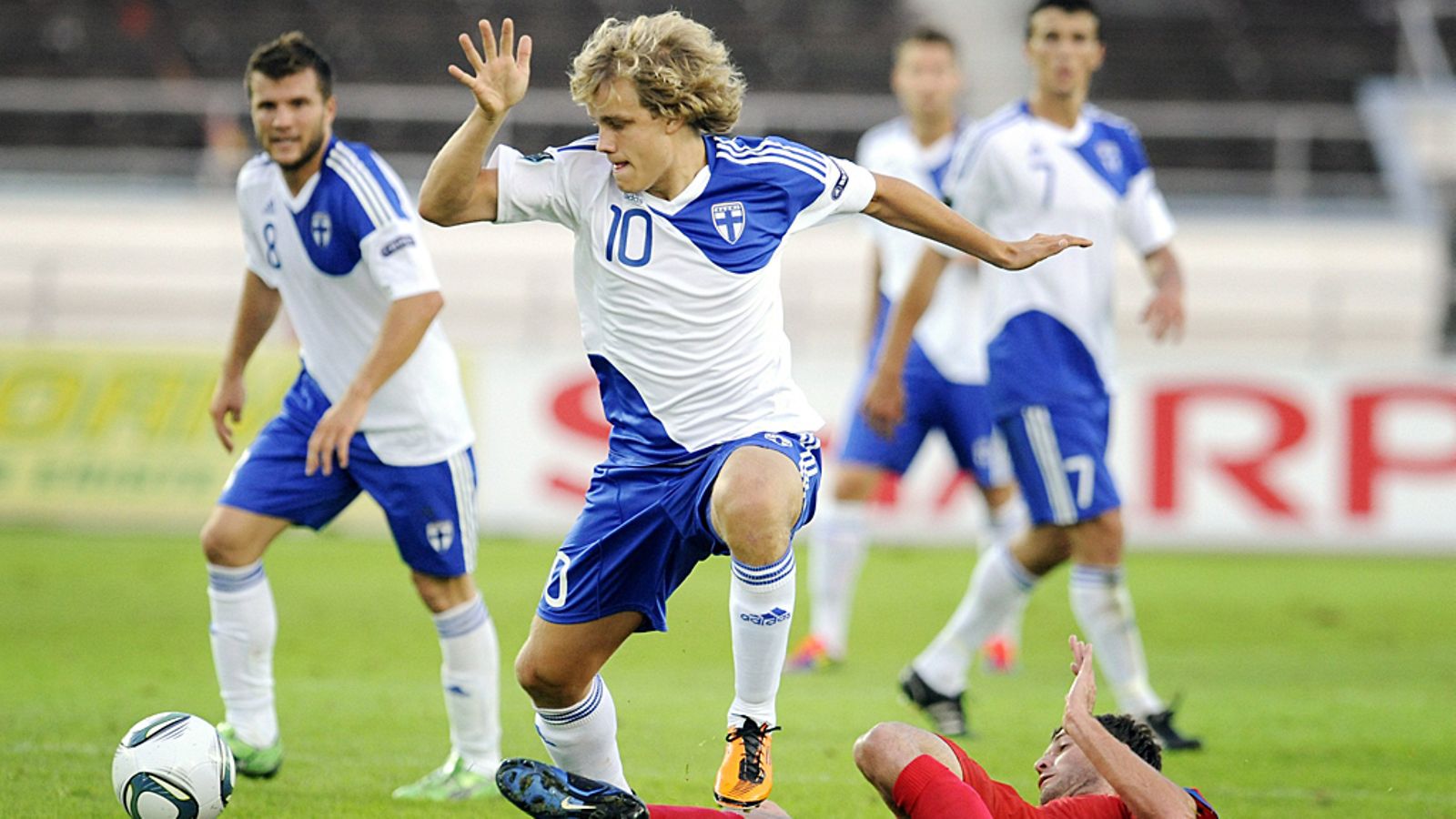 Teemu Pukki vauhdissa Moldova-ottelussa.