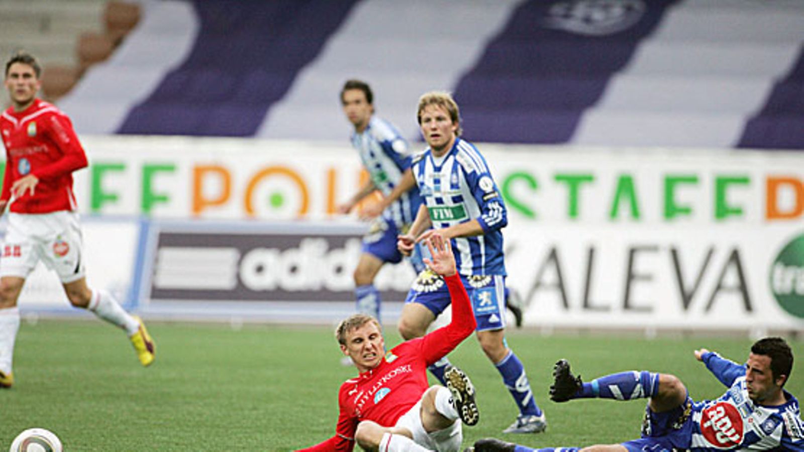 MYPAn Antti Okkonen ja HJK:n Erfan Zeneli. Kuva: Seppo Sirkka/LEHTIKUVA.