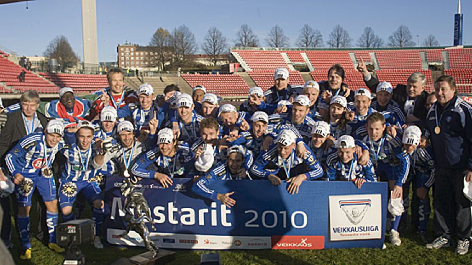 HJK:n mestarijoukkue Ratinassa lauantaina. Kuva: Kalle Parkkinen/LEHTIKUVA.
