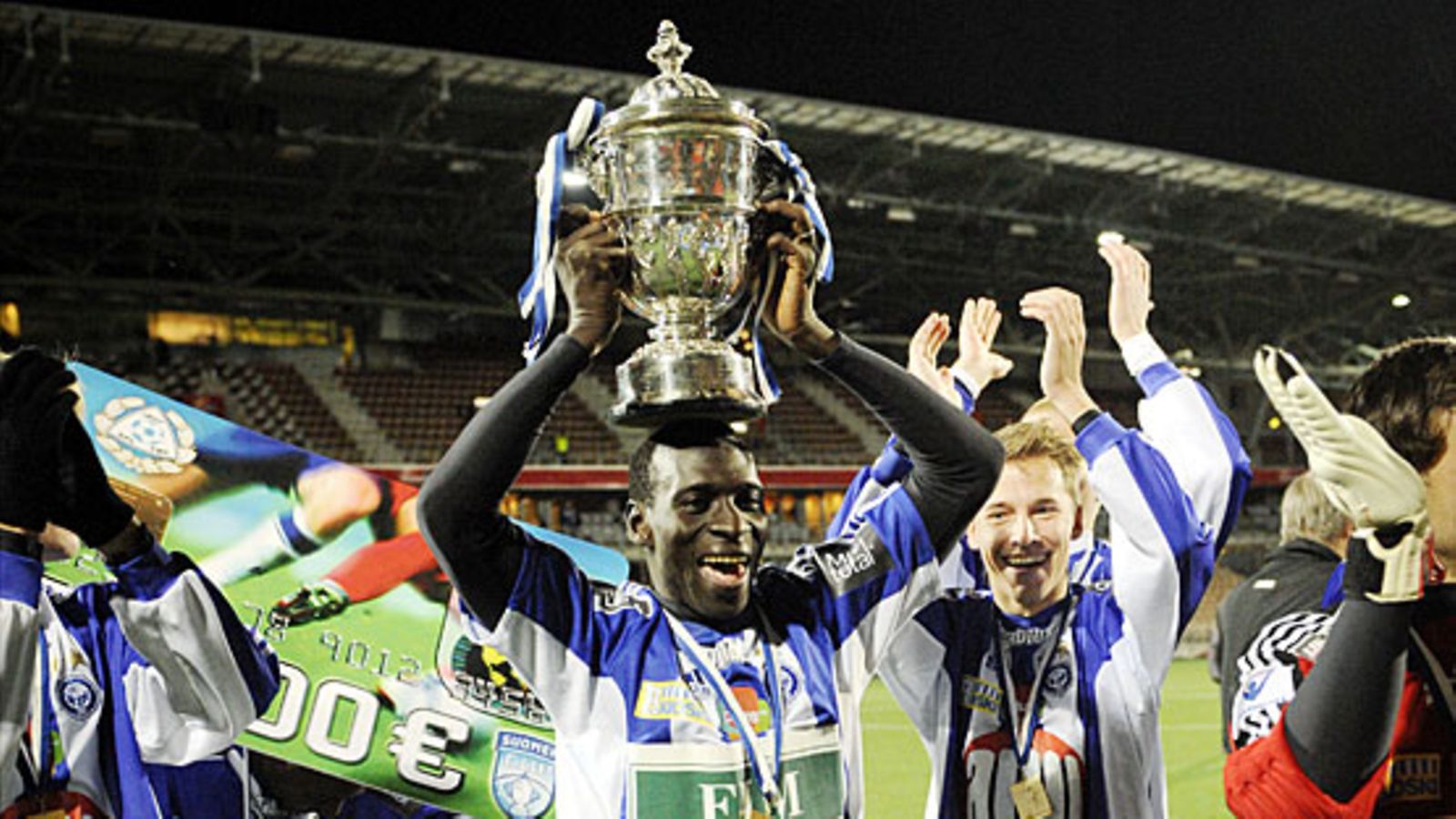 HJK:n Dawda Bah ja cup-pokaali. Kuva: Antti Aimo-Koivisto/LEHTIKUVA.