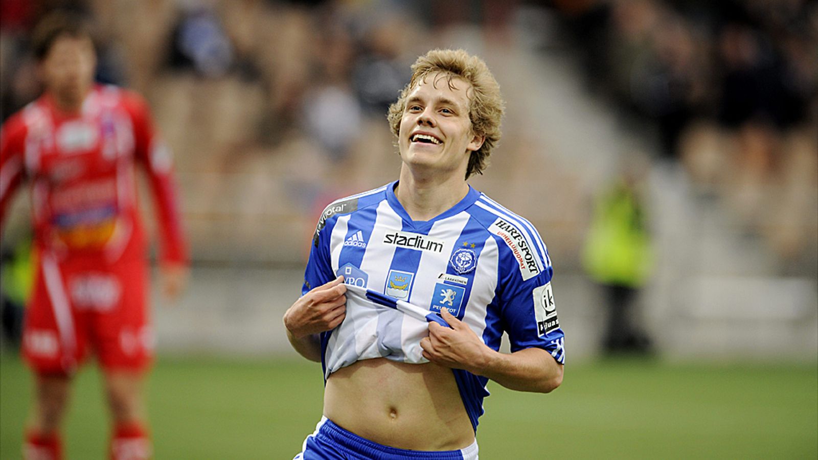 Teemu Pukki juhlii maaliaan Jaron verkkoon.