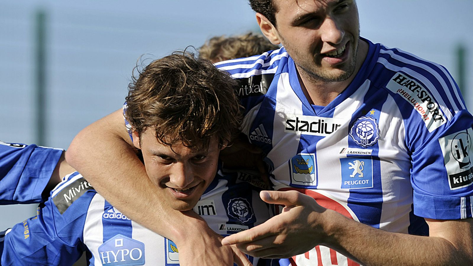 HJK:n Berat Sadik onnittelee joukkueensa ensimmäisen maalin tekijää Sebastian Mannströmiä