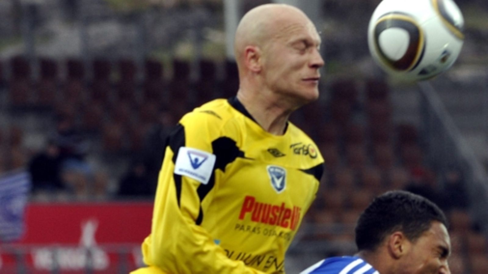 Mika Lähderinne ja Danny Hoesen taistelevat pallosta, kuva: Sari Gustafsson/Lehtikuva
