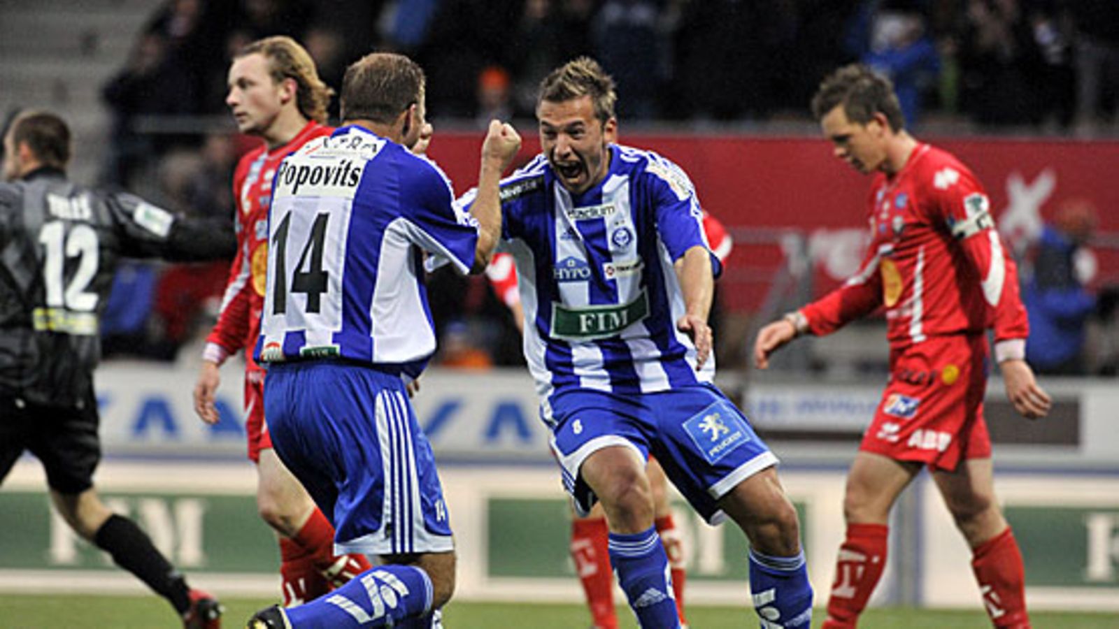 Valeri Popovitsh ja Ville Taulo juhlivat HJK:n tasoitusta. Kuva: Markku Ulander/LEHTIKUVA.