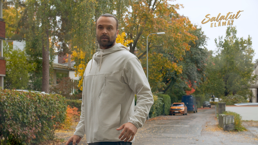 Salkkarit-hahmo on jäädä auton alle