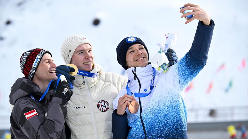 Eero Hirvosen tokaisu englanniksi osui – kansainvälinen toimittajajoukko hirnui naurusta