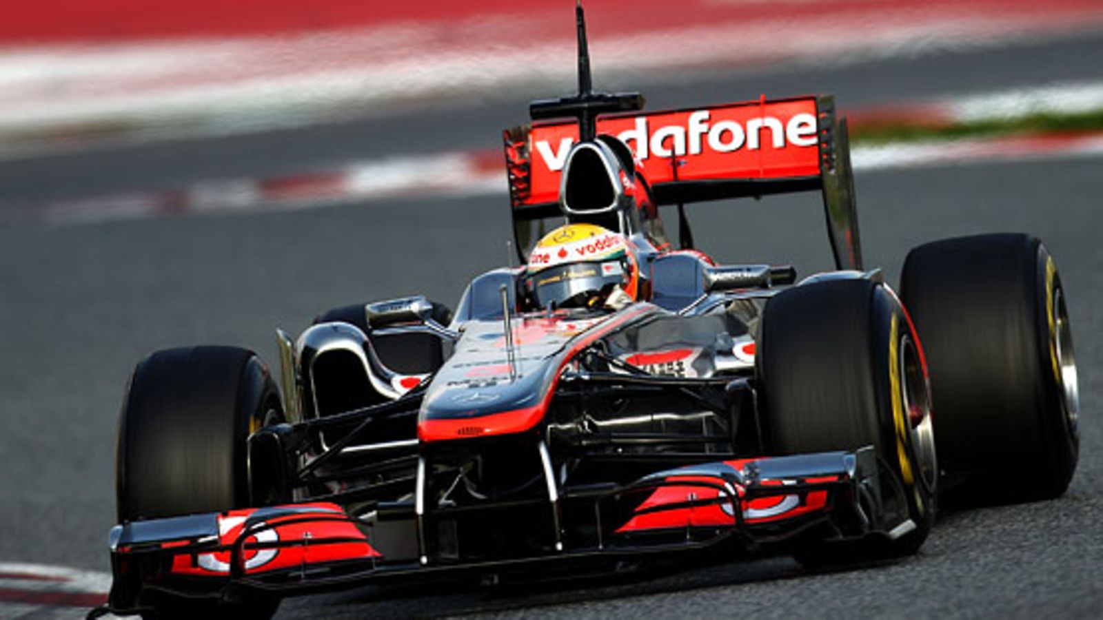 Lewis Hamilton testaa McLarenia Barcelonassa