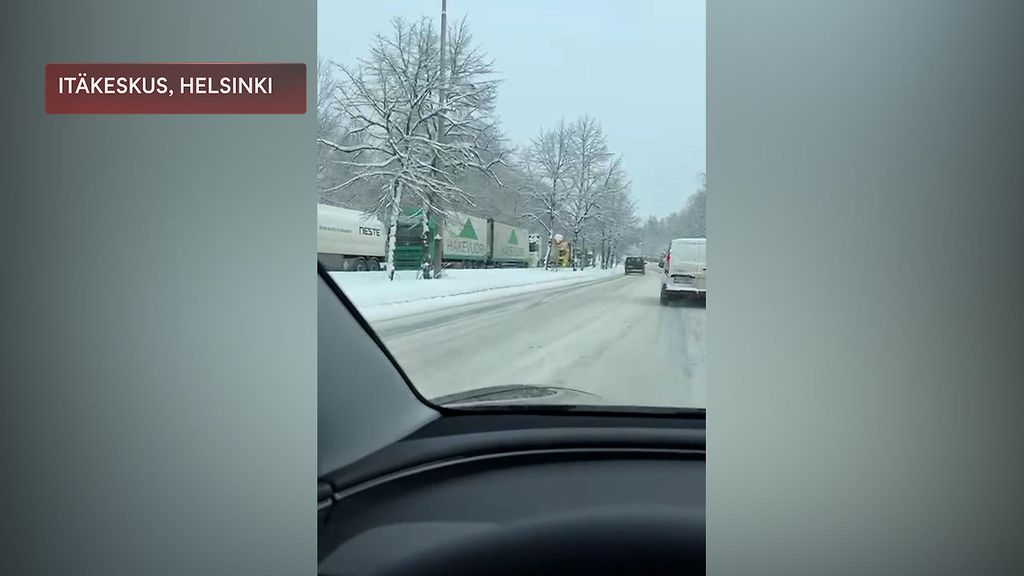 Helsingin Itäkeskuksessa rekkakaaos – valtava ruuhka tallentui videolle