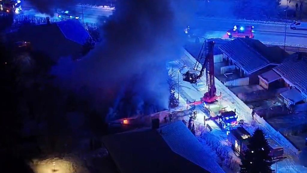 Omakotitalo liekeissä Tampereella: Ilmakuva näyttää tilanteen