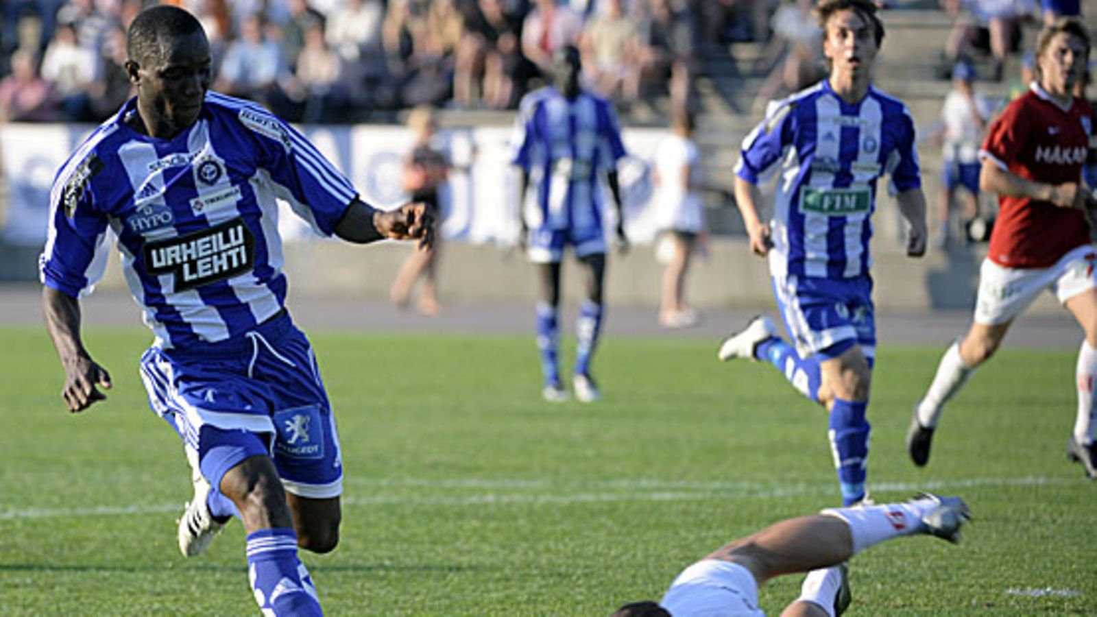 Touko Tumanto kaappaa pallon David Monsalven jaloista. Kuva: Heikki Saukkomaa/LEHTIKUVA.