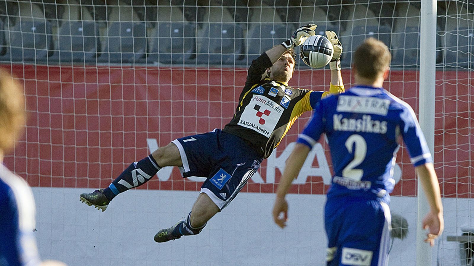 HJK:n Ville Wallén on pakotettu torjuntaan TPS-ottelussa.