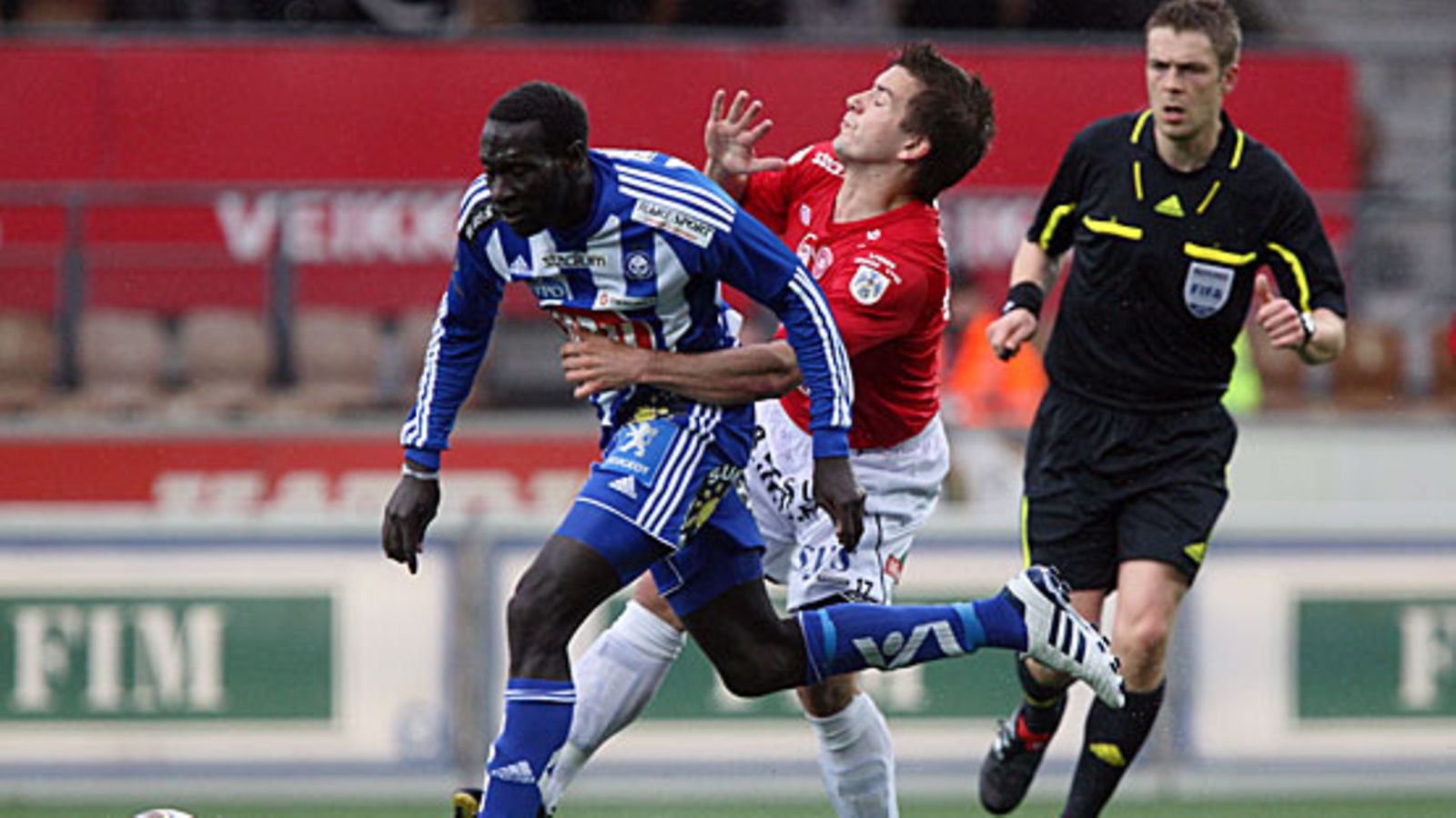 Lahden Eero Korte riipii pysähdyksiin HJK:n Dawda Bahia. Kuva: Matti Raivio/LEHTIKUVA.