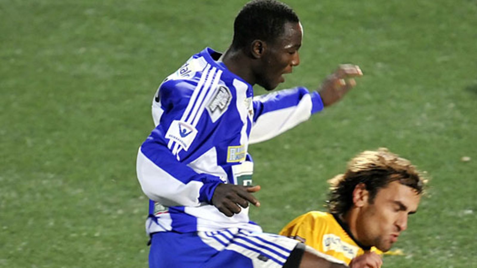 HJK:n Dawda Bah (yllä) ja VPS:n Mariej Truszczynski, kuva: Lehtikuva