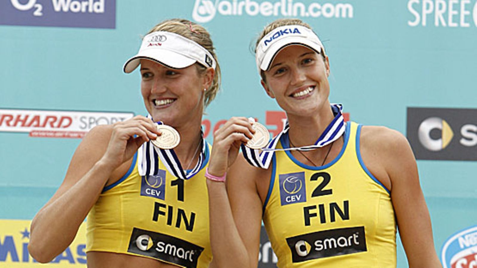 Erika ja Emilia Nyström kera pronssimitalien. Kuva: Toni Flink.