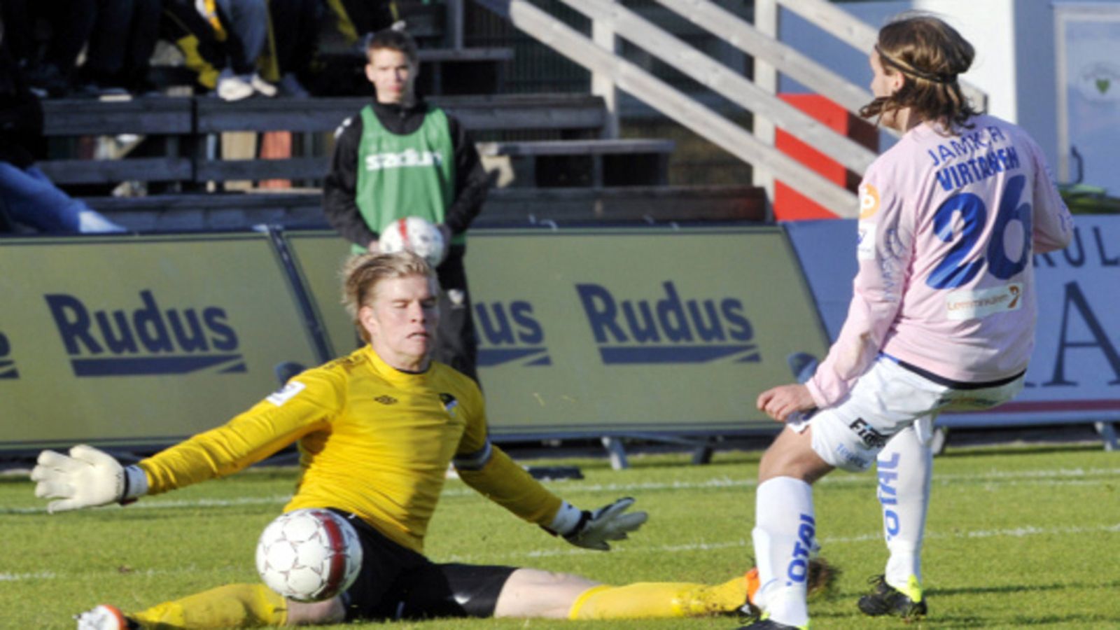 Hongan Tomi Maanoja torjui JJK:n Jani Virtasen laukauksen Veikkausliigan ottelussa Honka vs JJK 6. toukokuuta 2011