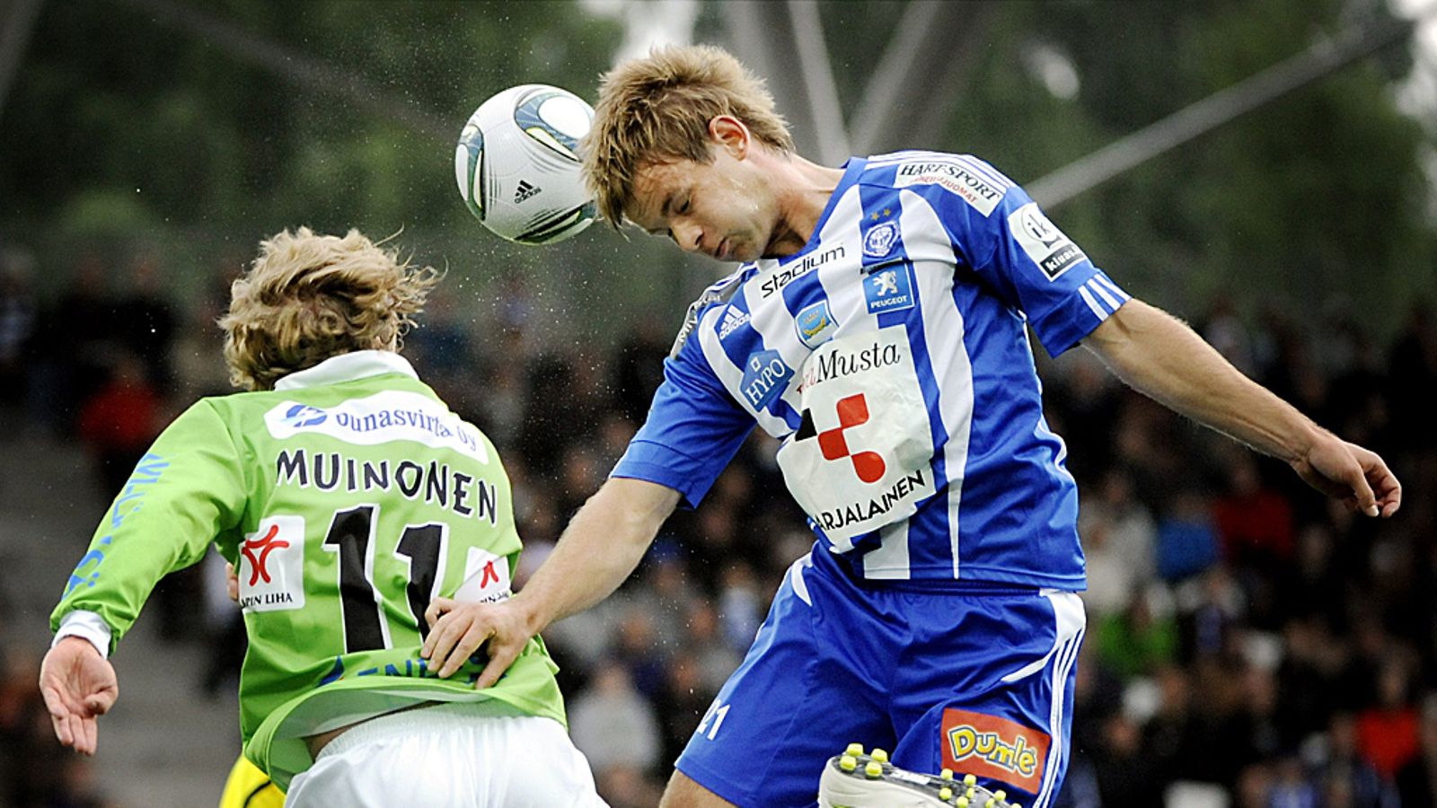 HJK:n Mikko Sumusalo voittaa pääpallon.